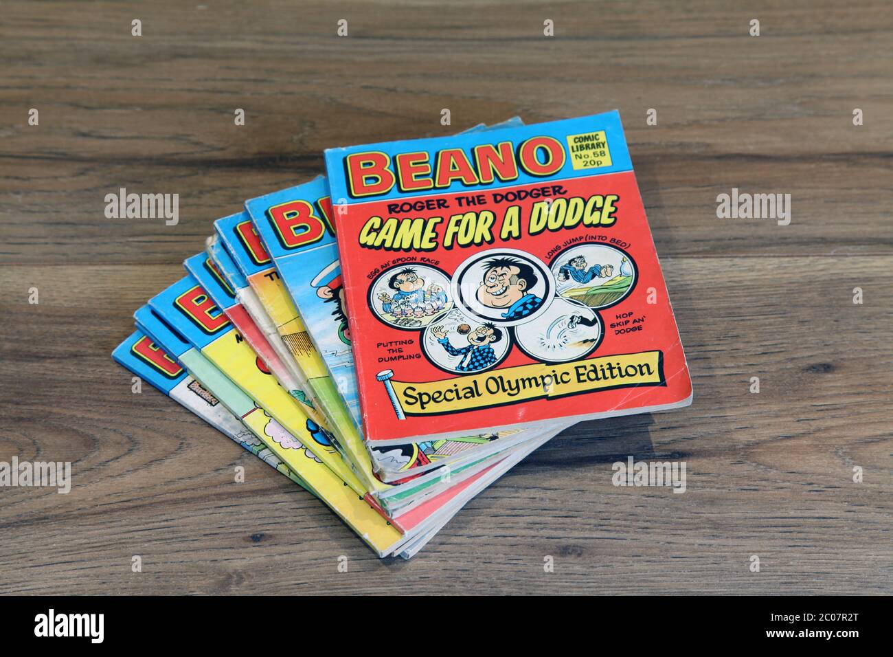 Beano Comic Library No.58 1984 'Roger le Dodger en jeu pour une Dodge - Édition spéciale olympique' empilé dans une pile de bandes dessinées de Beano Banque D'Images