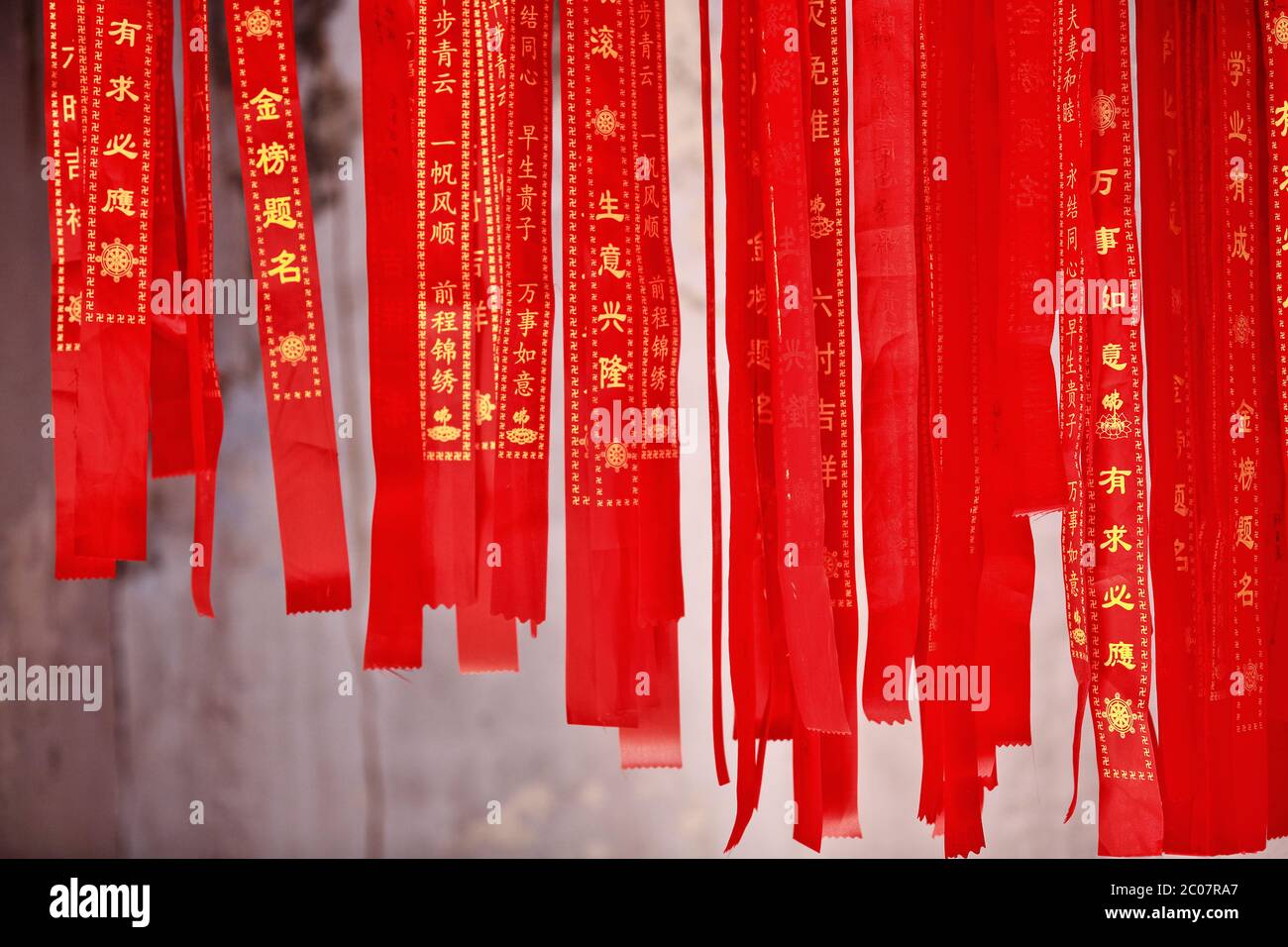 Rubans de prière bouddhistes rouges. Qianfo-mille Grottes de Bouddha du temple MatiSi-Zhangye-Gansu-Chine-0932 Banque D'Images