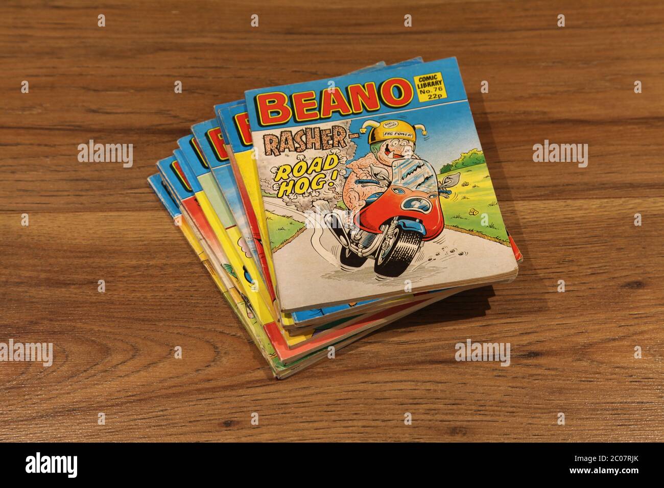 Beano Comic Library No.76 1985 'rasher - Road Hog' empilé dans une pile de Beano Comics Banque D'Images