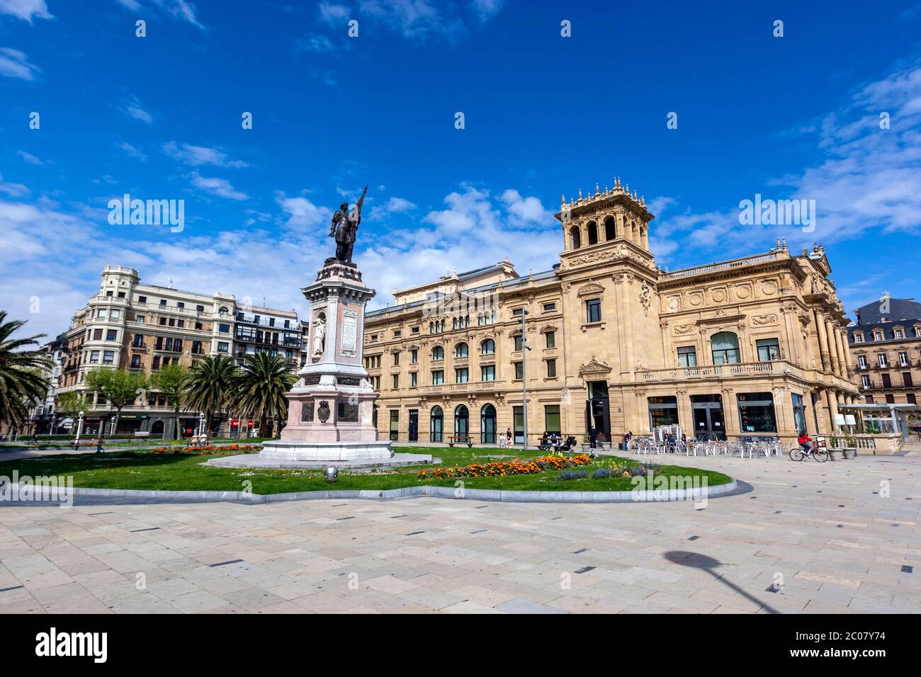 Place de Okendo, sculpture Almirante Antonio de Oquendo et théâtre Victoria Eugenia, San Sebastian, Gipuzkoa, pays basque, Espagne Banque D'Images