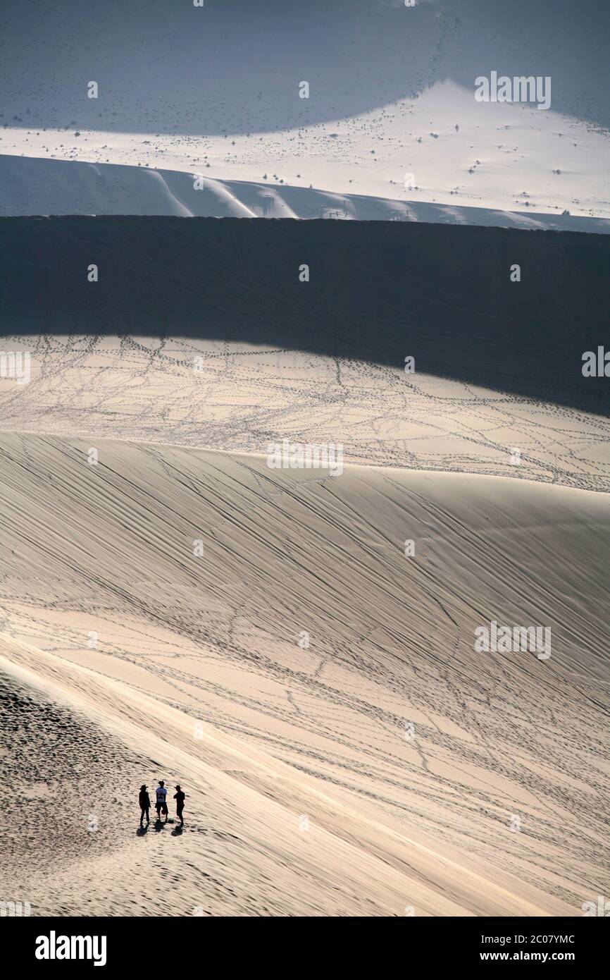 Les dunes de sable chantant (Ming Sha Shan) à Dunhuang, province de Gansu, République populaire de Chine. 30/09/2011. Photo: Stuart Boulton/Alay Banque D'Images