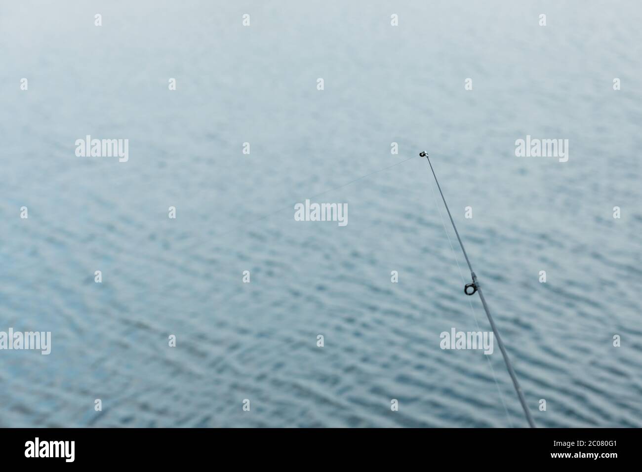 Détail du poteau de pêche et de la corde au bord de l'eau Banque D'Images