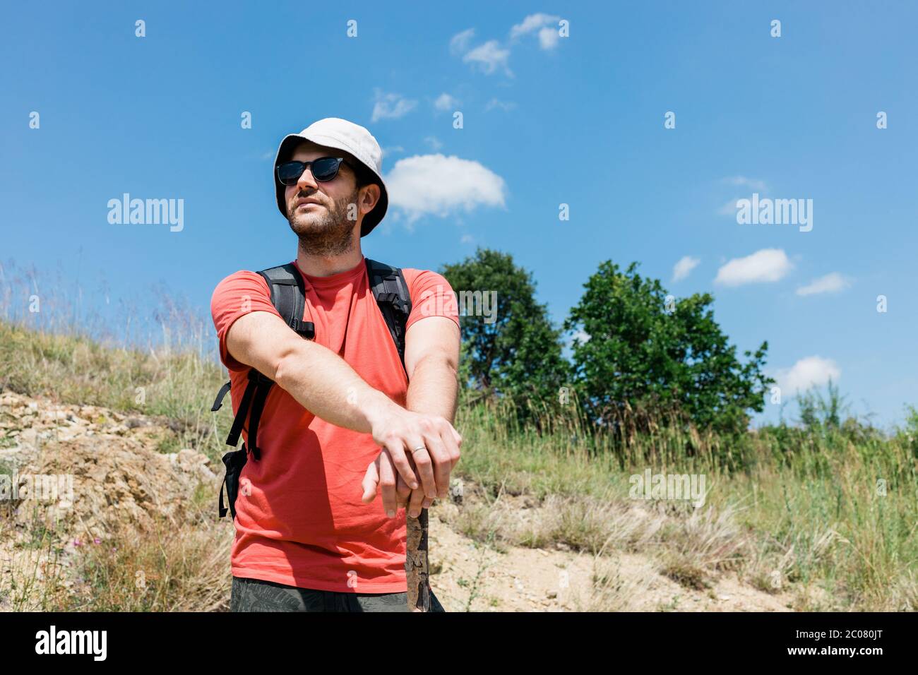Jeune homme explorant les grands espaces Banque D'Images