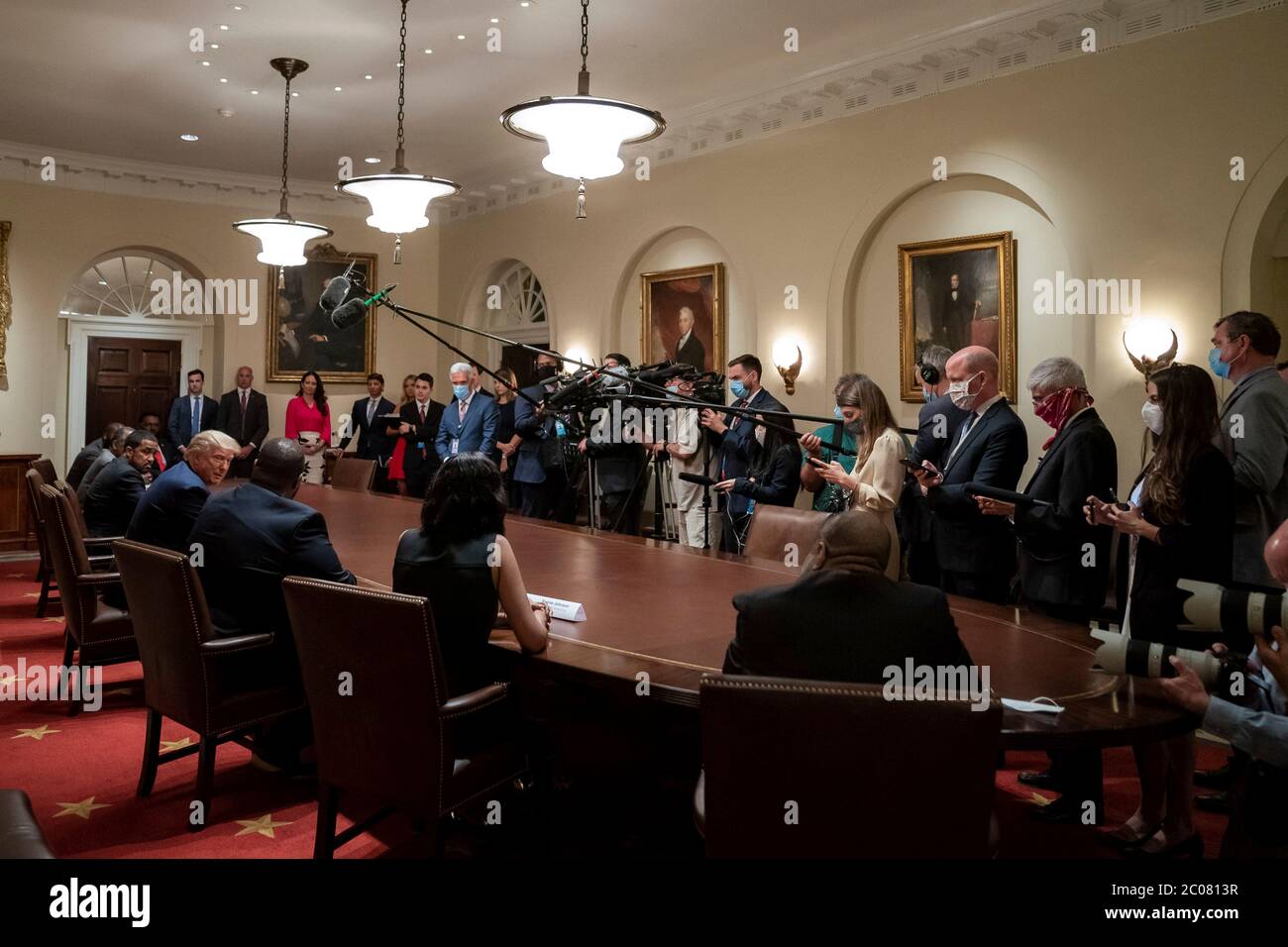 Washington, États-Unis d'Amérique. 10 juin 2020. Washington, États-Unis d'Amérique. 10 juin 2020. Le président américain Donald Trump, organise une table ronde sur les relations raciales avec les partisans conservateurs dans la salle du Cabinet de la Maison Blanche le 10 juin 2020 à Washington, DC Credit: TIA Dufour/White House photo/Alay Live News Banque D'Images