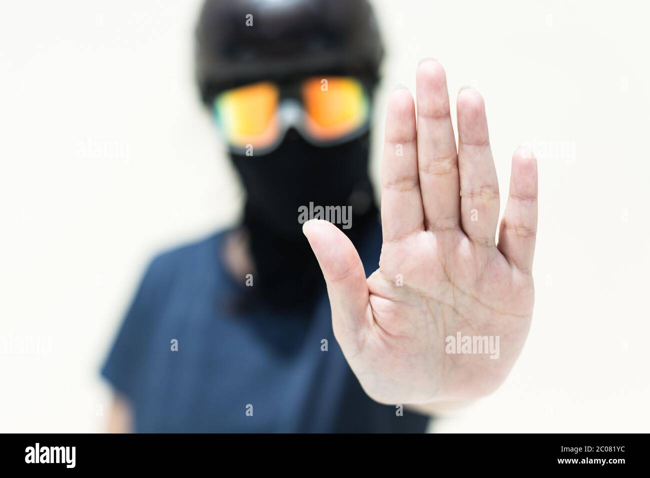 Une femme qui tient les mains pour s'arrêter en signe de protestation. Liberté et droit. Virus Corona. Banque D'Images