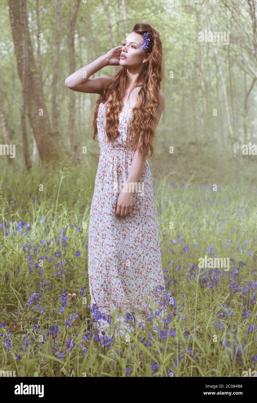 Portrait artistique d'une fille dans une forêt de bluebell Banque D'Images