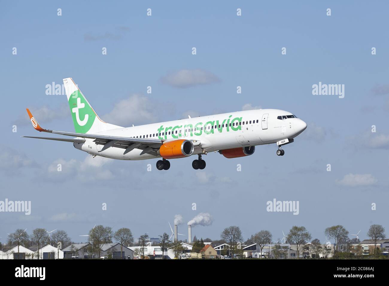 Flughafen Amsterdam Schiphol - Boeing 737 von Transavia landet Banque D'Images