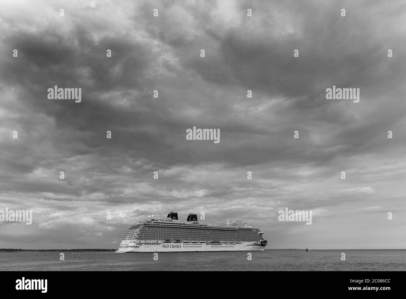 MV Britannia, le navire-amiral P&O, quitte les quais de Southampton pour Weymouth Bay, Southampton Water, Hampshire. Angleterre, Royaume-Uni. Banque D'Images