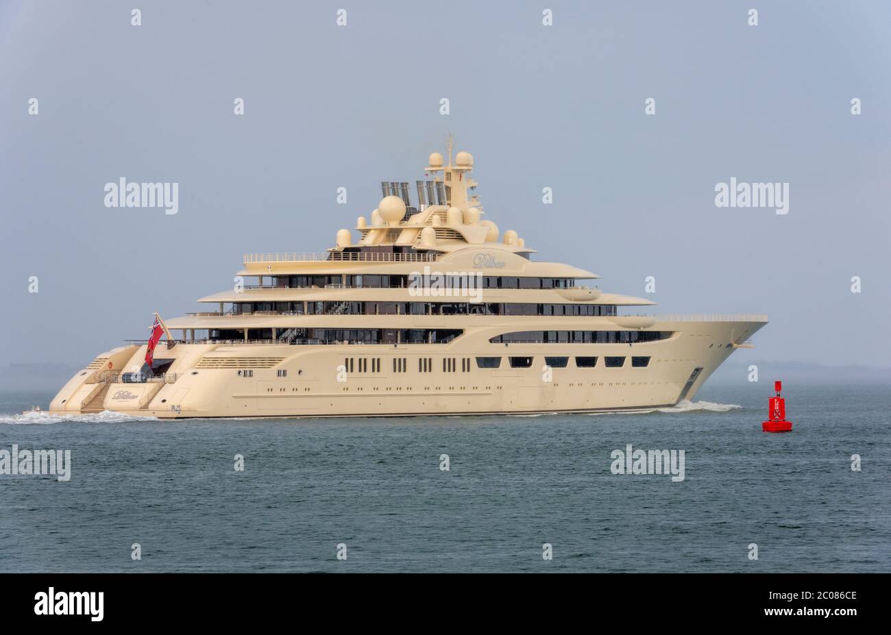Le plus grand yacht au monde, Dilbar, quitte les quais de Southampton sur la route de Weymouth Bay, Southampton, Hampshire, Angleterre, Royaume-Uni Banque D'Images