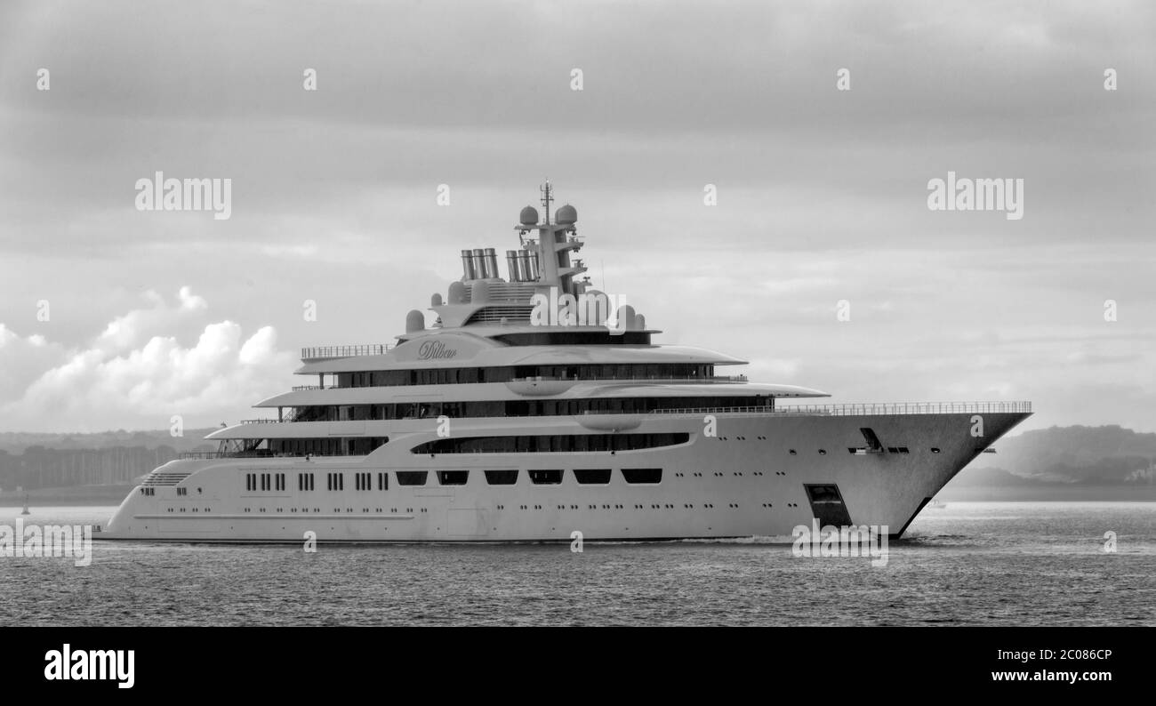 Le plus grand yacht au monde, Dilbar, quitte les quais de Southampton sur la route de Weymouth Bay, Southampton, Hampshire, Angleterre, Royaume-Uni Banque D'Images