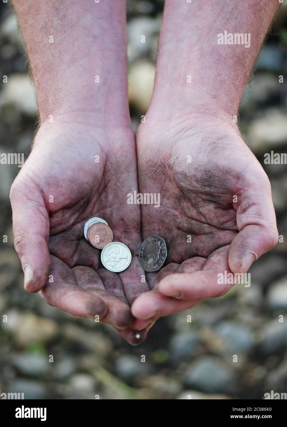 Mains sales en forme de cuppées, ne tenant que quelques pièces Banque D'Images