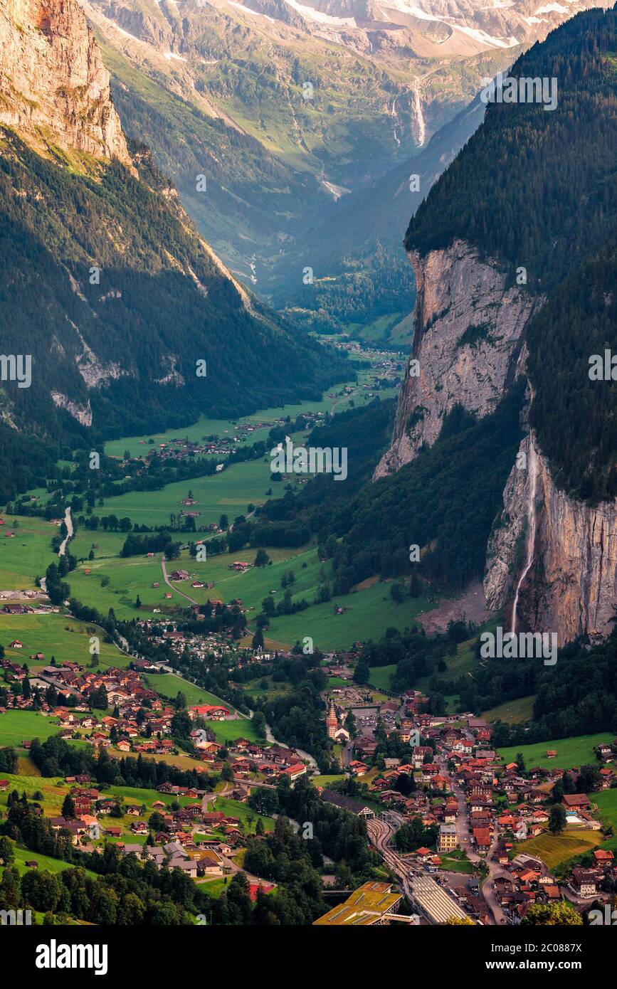 Vallée de Lauterbrunnen dans les Alpes suisses avec une chute d'eau emblématique Banque D'Images