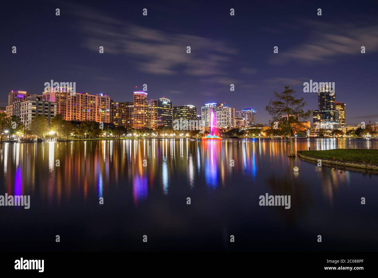 Vue nocturne d'Orlando, Floride, avec le lac Eola en premier plan Banque D'Images