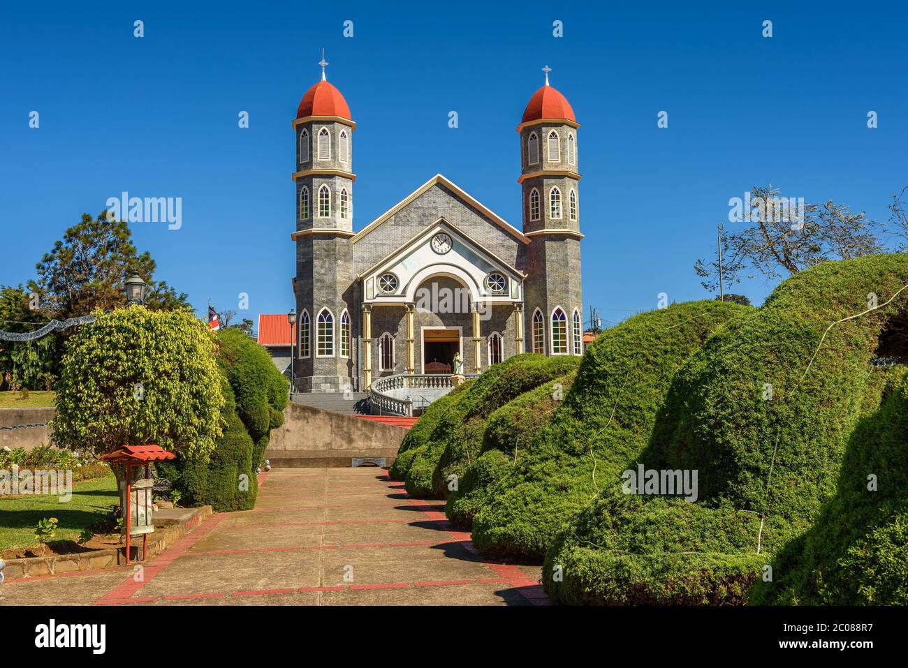 Église catholique avec un parc à Zarcero, Costa Rica Banque D'Images