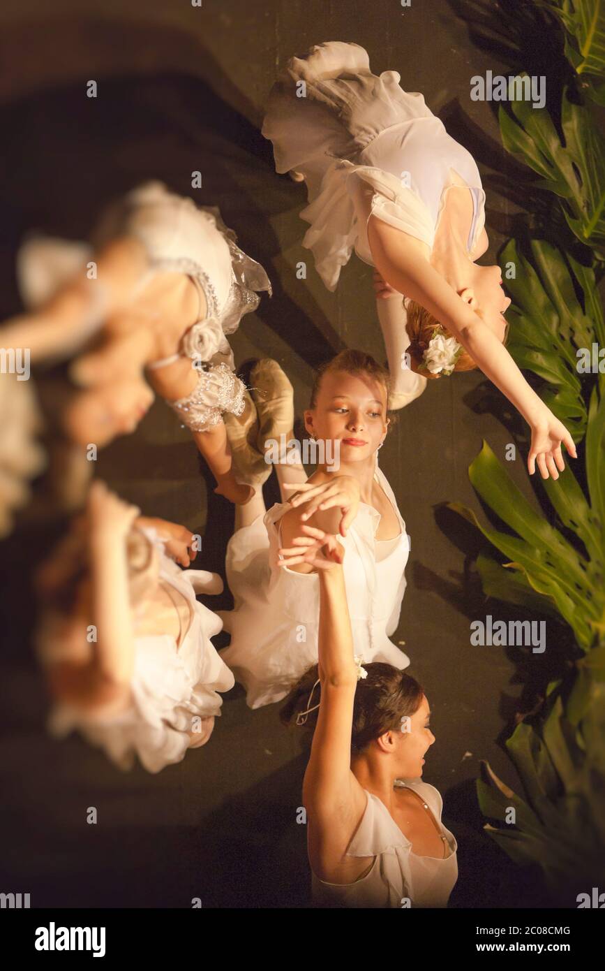 Vue en hauteur des danseurs de ballet (modèle sorti) en performance. Banque D'Images