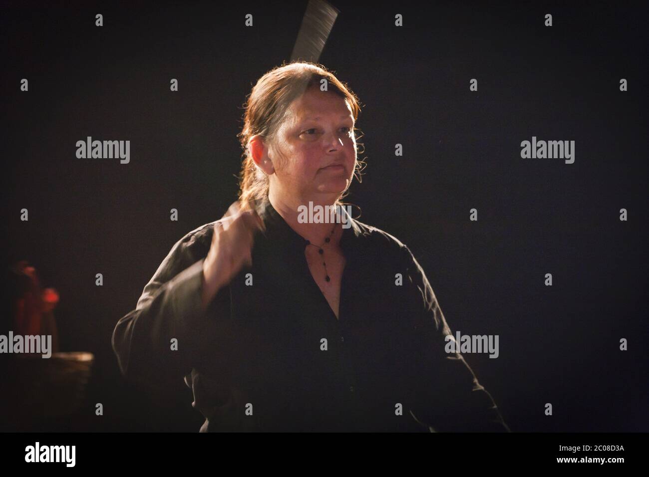 Chef d'orchestre féminin (modèle relâché) dirige la performance d'orchestre. Banque D'Images