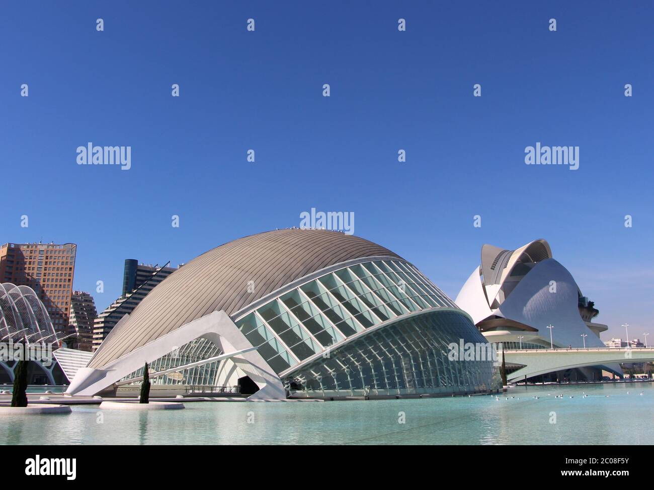 Vue sur l'Hemisferic et le Palau de les arts reina les bâtiments de sofia à la Cité des Arts et des Sciences on Une belle journée d'architecture moderne Valence Espagne Banque D'Images