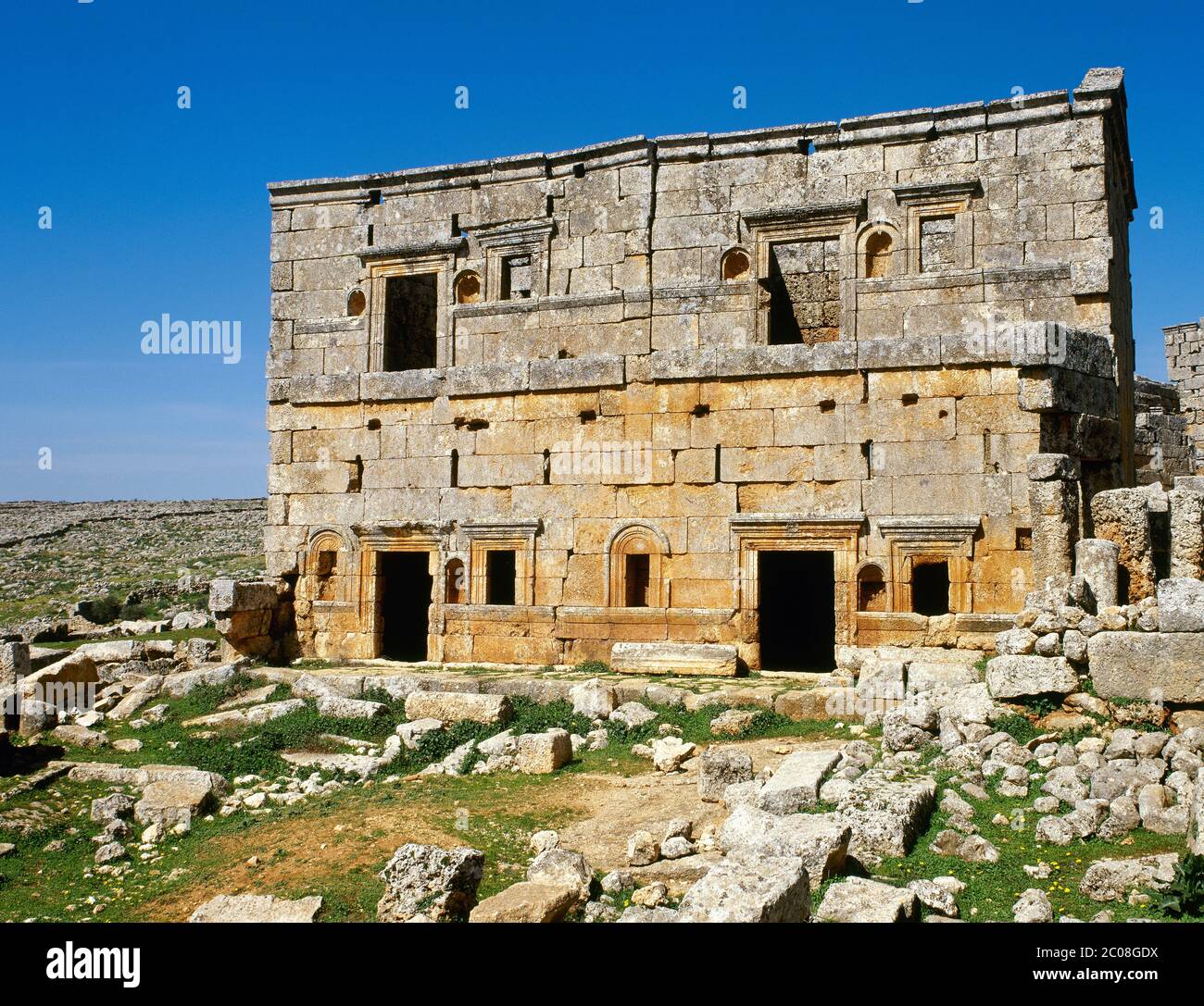 Syrie. Villes mortes. Serjilla. Ancienne ville fondée ca. 473 AD et abandonné au 7ème siècle AD. Deux ruines de maison d'étage. (Photo prise avant la guerre civile syrienne). Banque D'Images