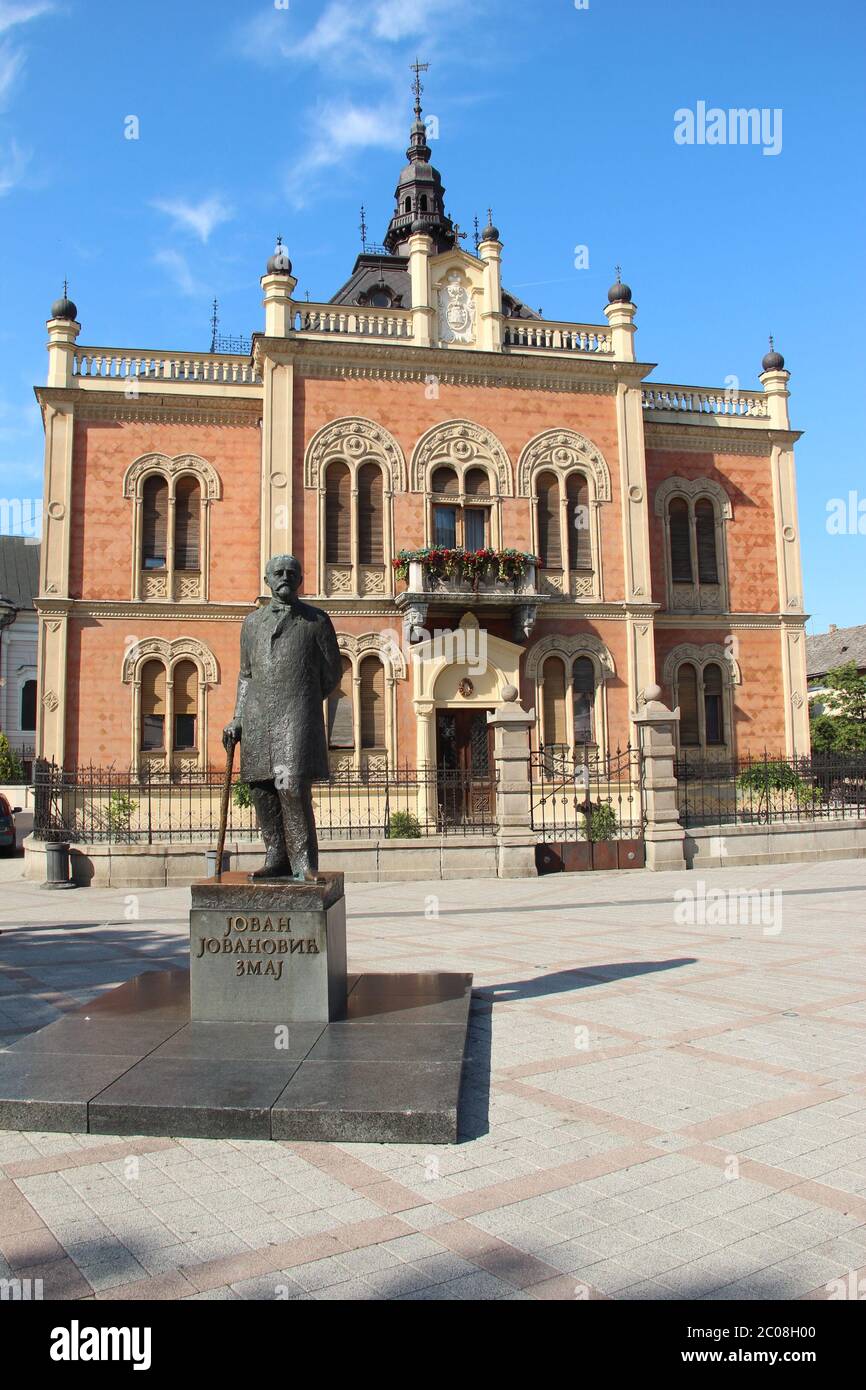Le Palais de l’évêque et la statue du poète pour enfants Jovan Jovanovic Zž à Novi Sad, Serbie. Banque D'Images
