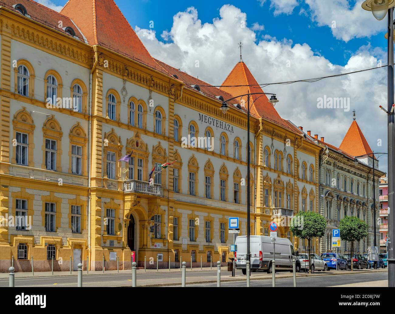 L'édifice coloré de l'ancien County Hall, aujourd'hui il abrite les Archives de Gyor. Hongrie. Banque D'Images