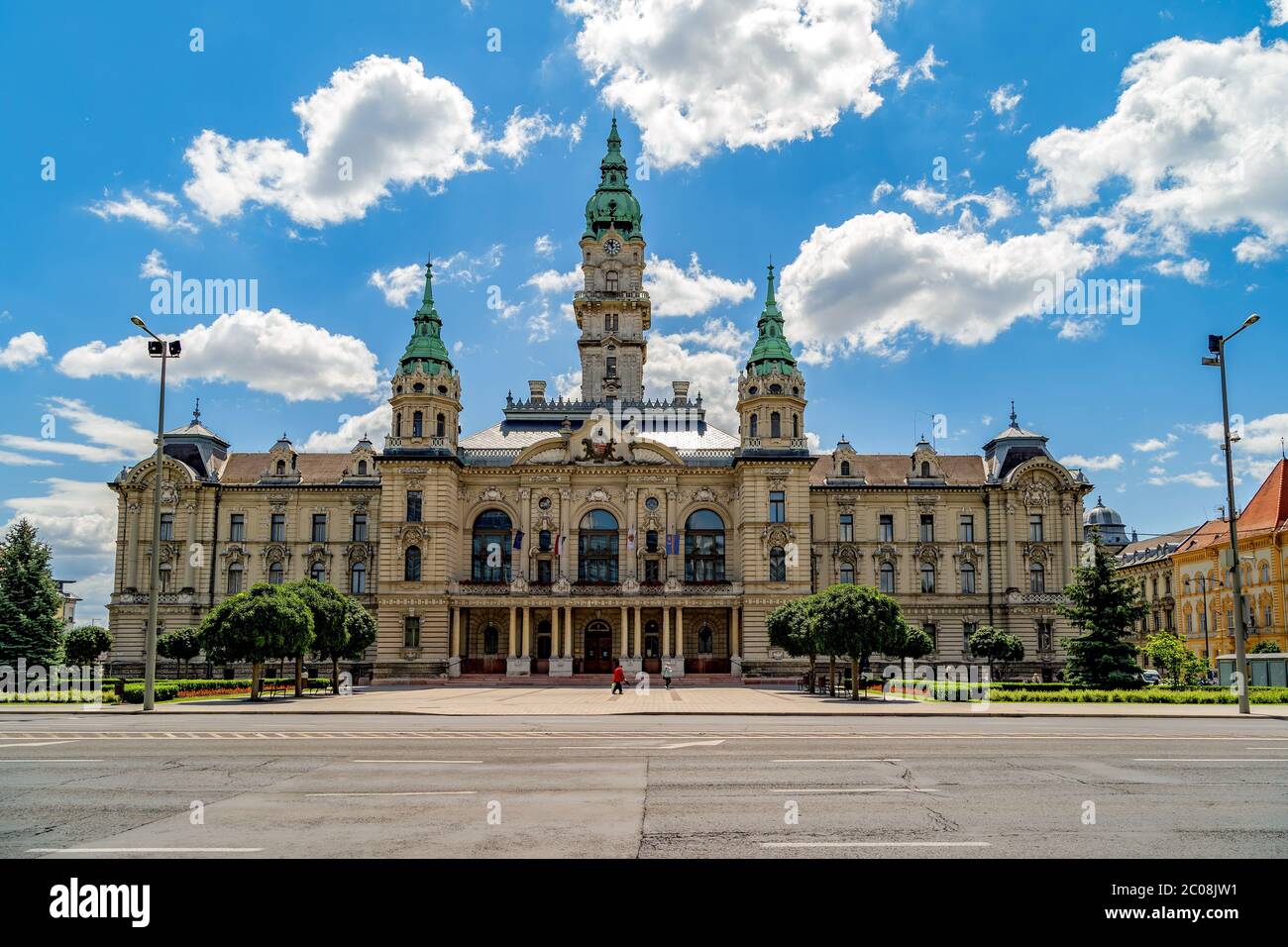 Vue sur l'hôtel de ville de Gyor, Hongrie. Le bâtiment éclectique avec sa tour de 59 mètres le véritable emblème de la ville. Banque D'Images