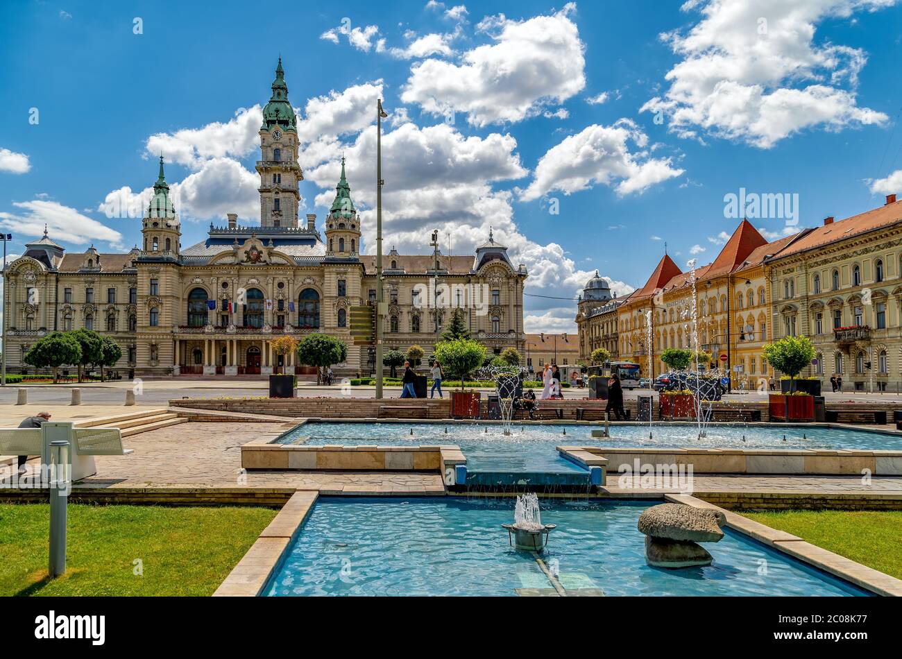 Vue sur l'hôtel de ville de Gyor, Hongrie. Le bâtiment éclectique avec sa tour de 59 mètres le véritable emblème de la ville. Banque D'Images