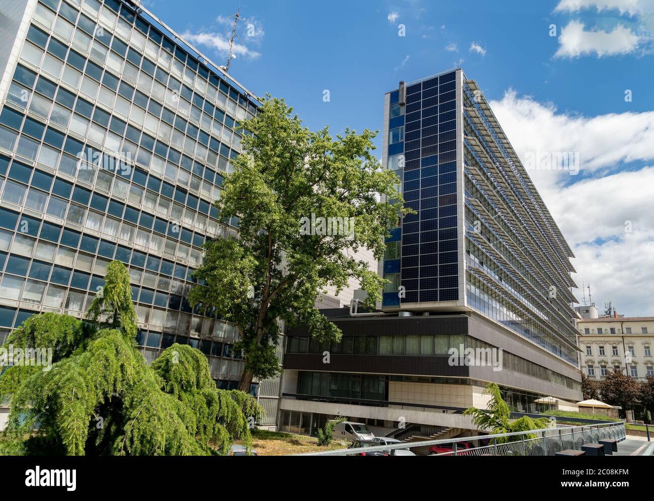 Façade de la salle de comté du gouvernement local du comté de Győr-Moson-Sopron à Gyor. Reflète le style des années 70 avec son palais en verre carré. Banque D'Images