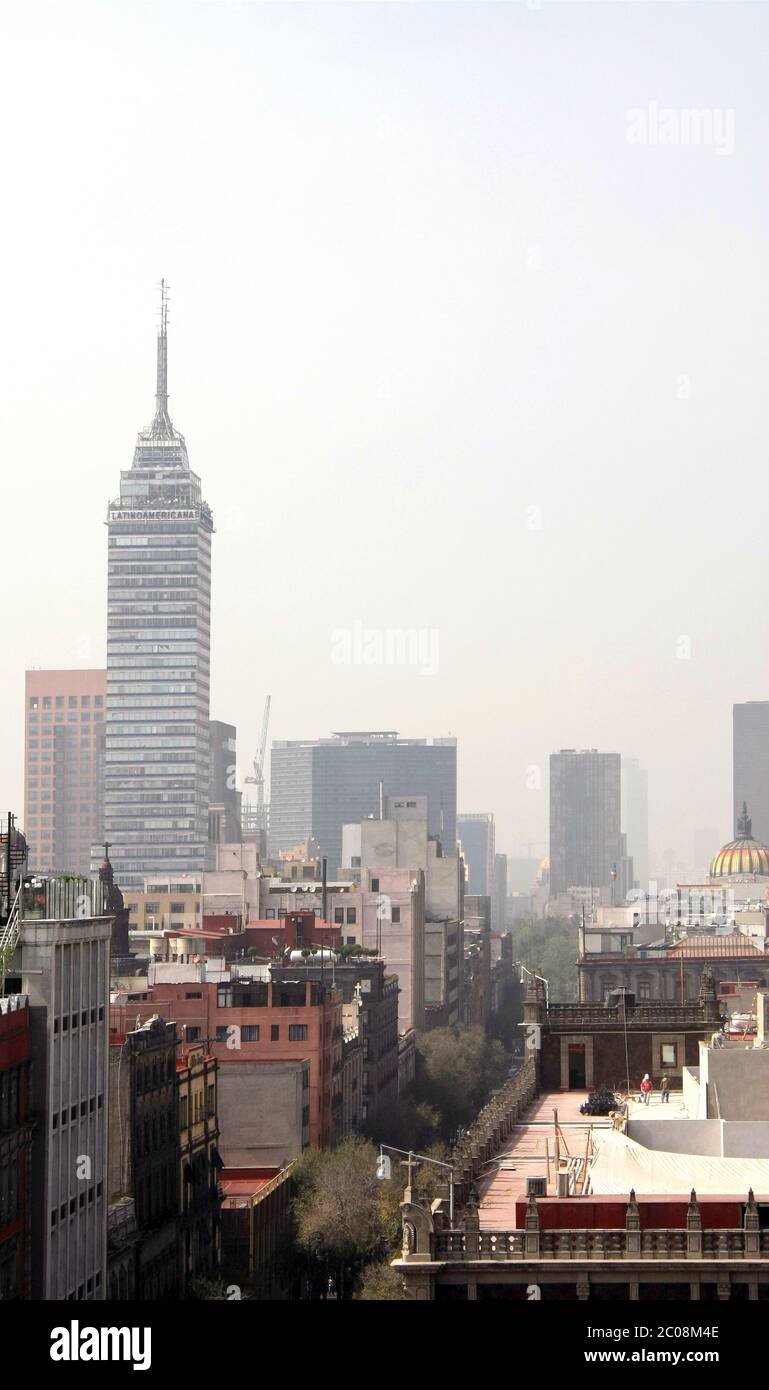 Le gratte-ciel Torre Latinoamericana dans le centre-ville de Mexico, situé dans le centre historique de la ville Banque D'Images