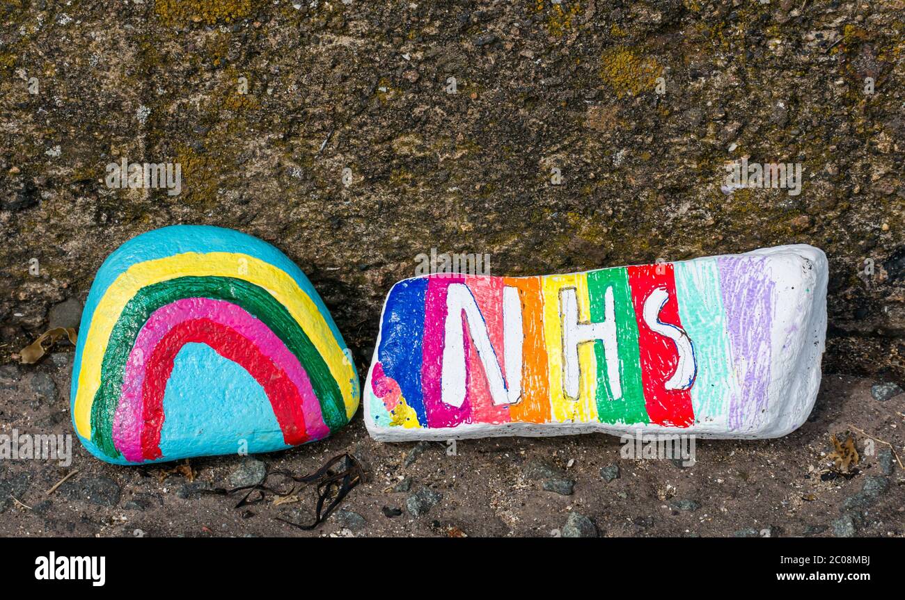 Port Seton, East Lothian, Écosse, Royaume-Uni. 11 juin 2020. Symboles pandémiques Covid-19 créés par les habitants de la région : une ligne de quelques mètres de long sur la promenade du front de mer, ornée de pierres colorées et créatives peintes à la main et de messages inspirants. Il semble que ce phénomène se propage dans les villes et villages de Lothian est. Pierres avec un symbole arc-en-ciel d'espoir et un merci au NHS Banque D'Images