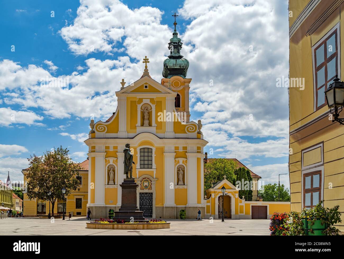 L'église Carmélite et la sculpture de Kisfaludy sur la place de la porte de Vienne, dans le centre-ville de Gyor, Hongrie. Banque D'Images