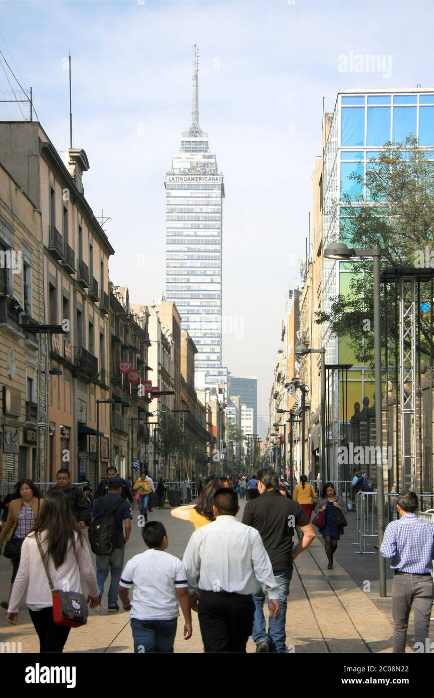 Le gratte-ciel Torre Latinoamericana dans le centre-ville de Mexico, situé dans le centre historique de la ville Banque D'Images