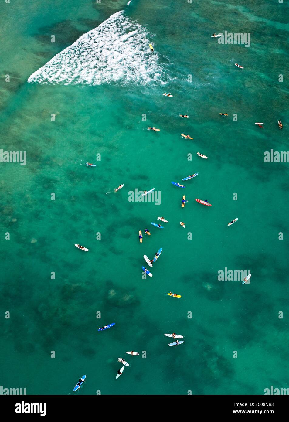 Vue aérienne des surfeurs et du brise-vagues au-dessus de Waikiki, Hawaï Banque D'Images