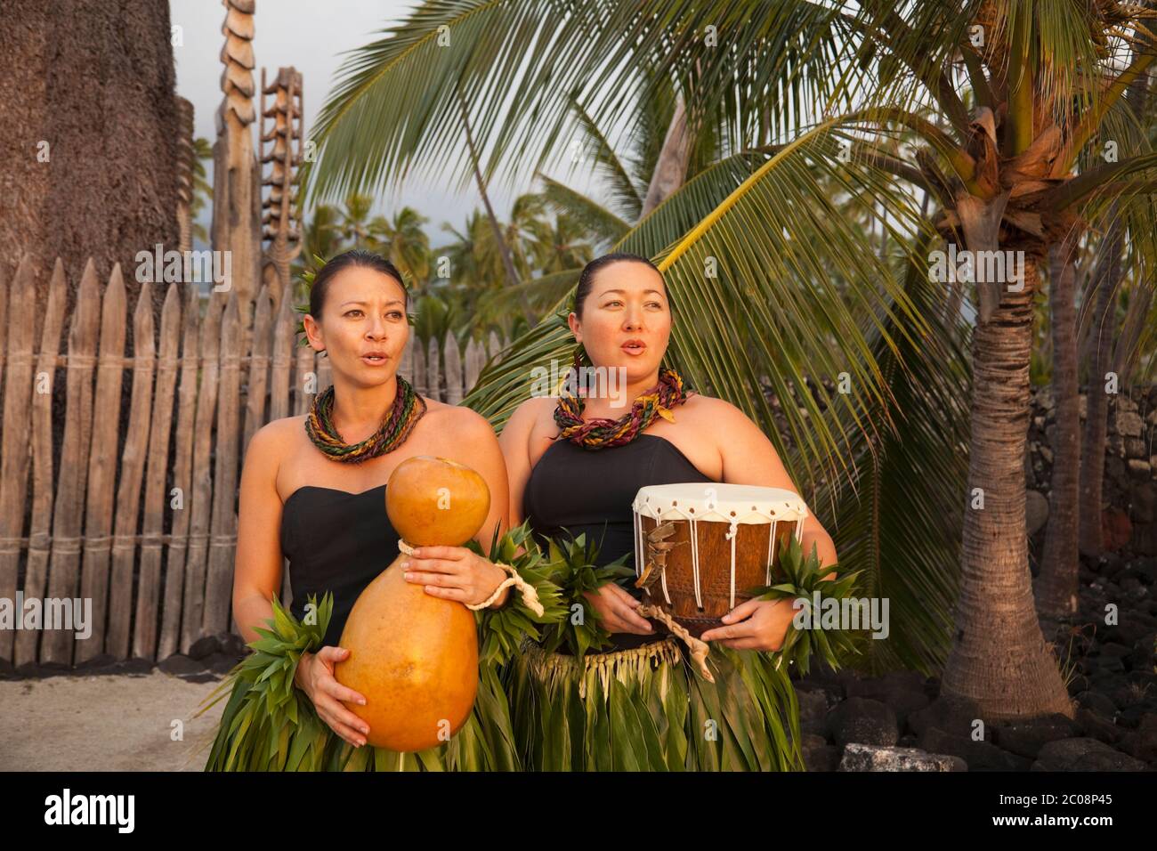 Danseuses hawaïennes traditionnelles (modèle relâché) tenant le tambour et l'uip à Puuhonua O Honaunau, Hawaï Banque D'Images