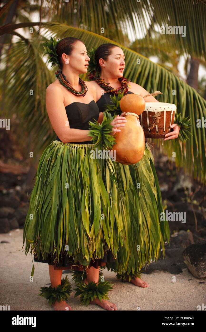 Danseuses hawaïennes traditionnelles (modèle relâché) tenant le tambour et l'uip à Puuhonua O Honaunau, Hawaï Banque D'Images