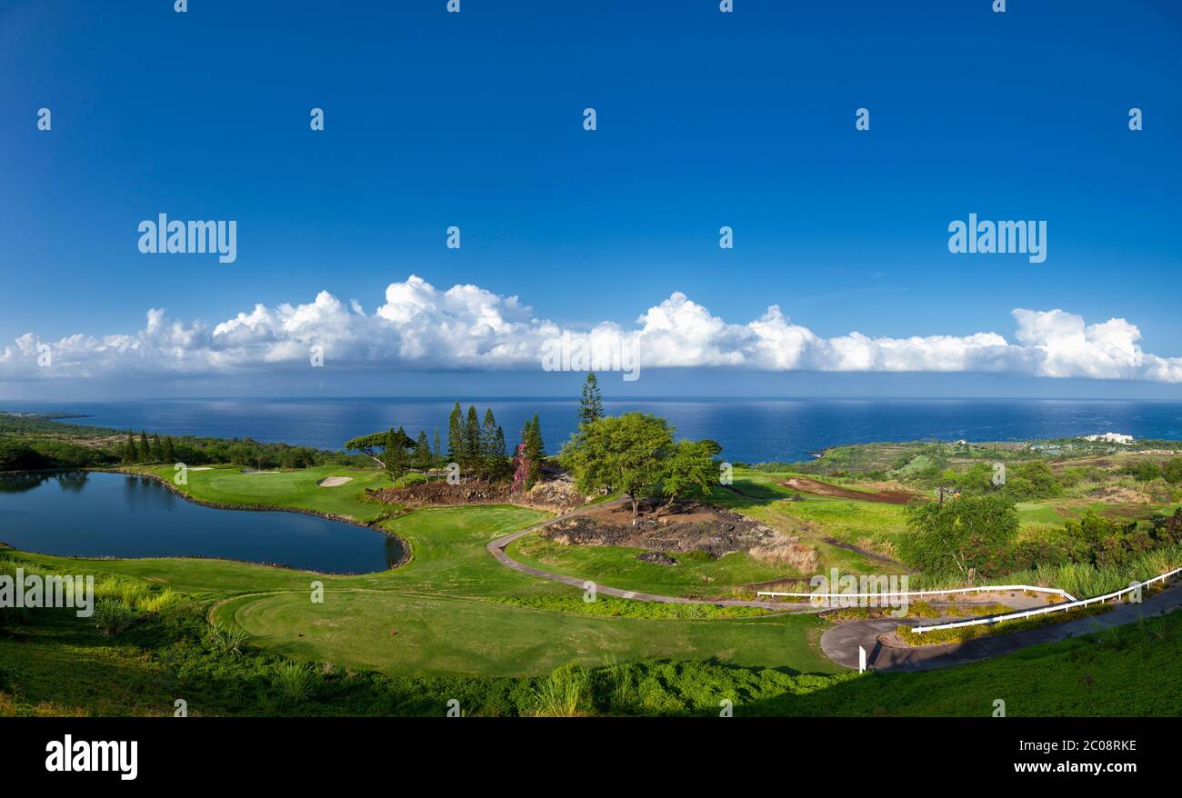 Vue panoramique depuis le parcours de montagne Kona Country Club (propriété libérée) avec trou n°14 et risque d'eau sur la gauche à Kailua-Kona, Hawaï Banque D'Images