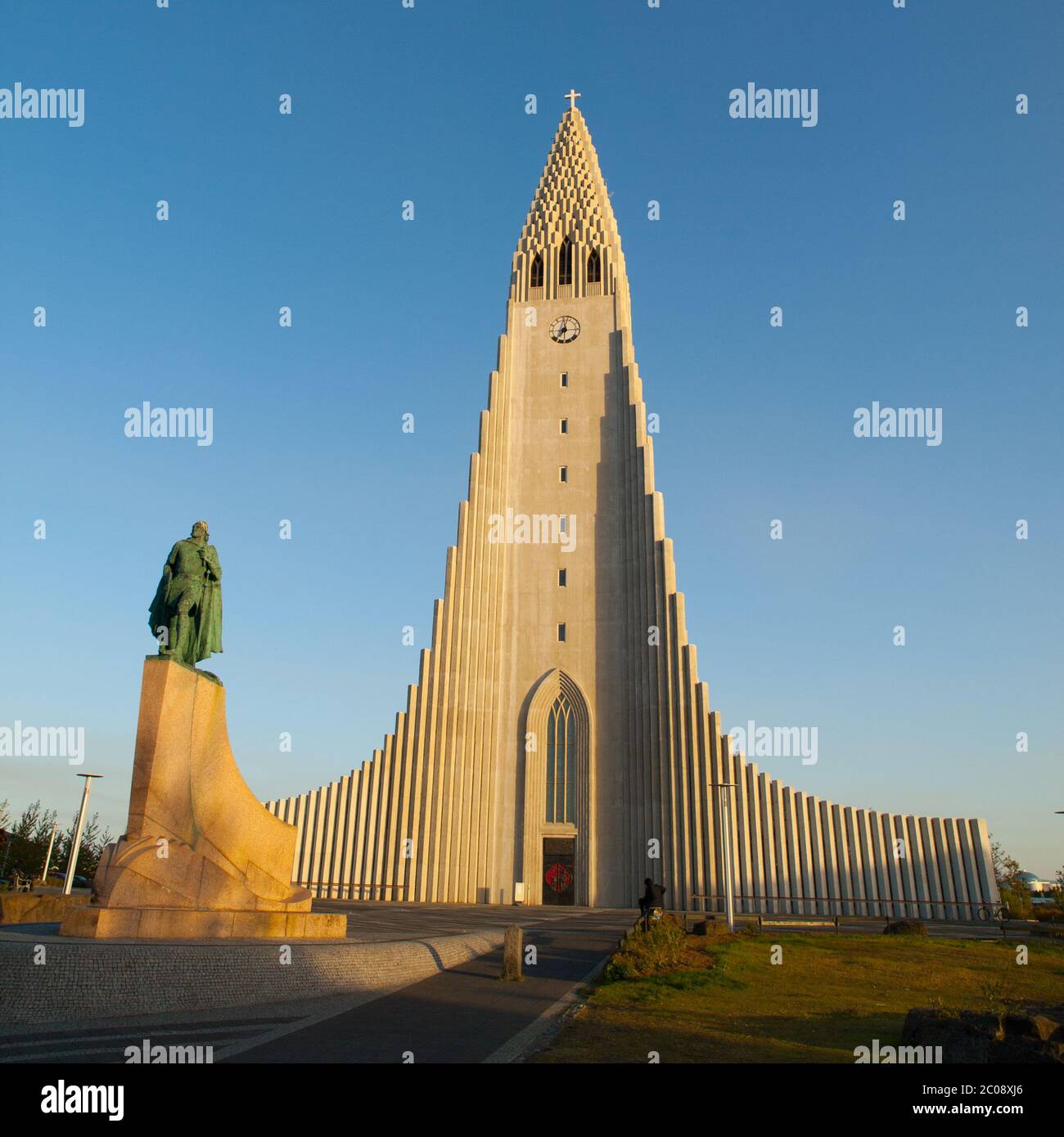 Cathédrale luthérienne blanche Hallgrimskirkja et statue de Leif Ericsson à Reykjavik, Islande Banque D'Images