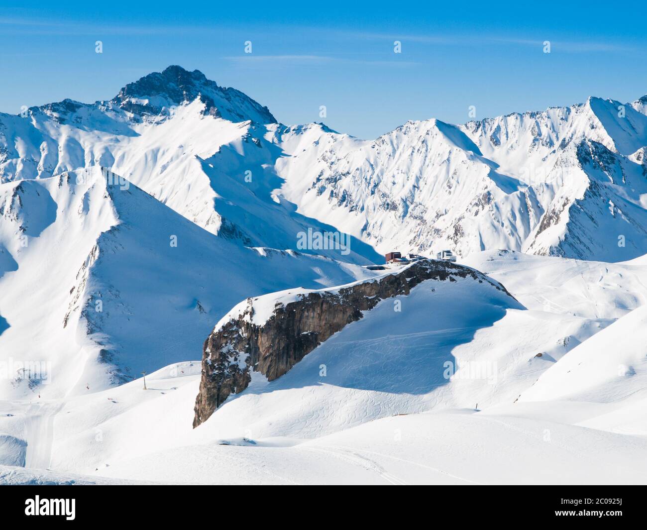 Journée d'hiver ensoleillée dans la station de ski alpin avec ciel bleu et neige blanche et lumineuse, Ischgl et Samnaun, Silvretta Arena, Autriche - Suisse Banque D'Images