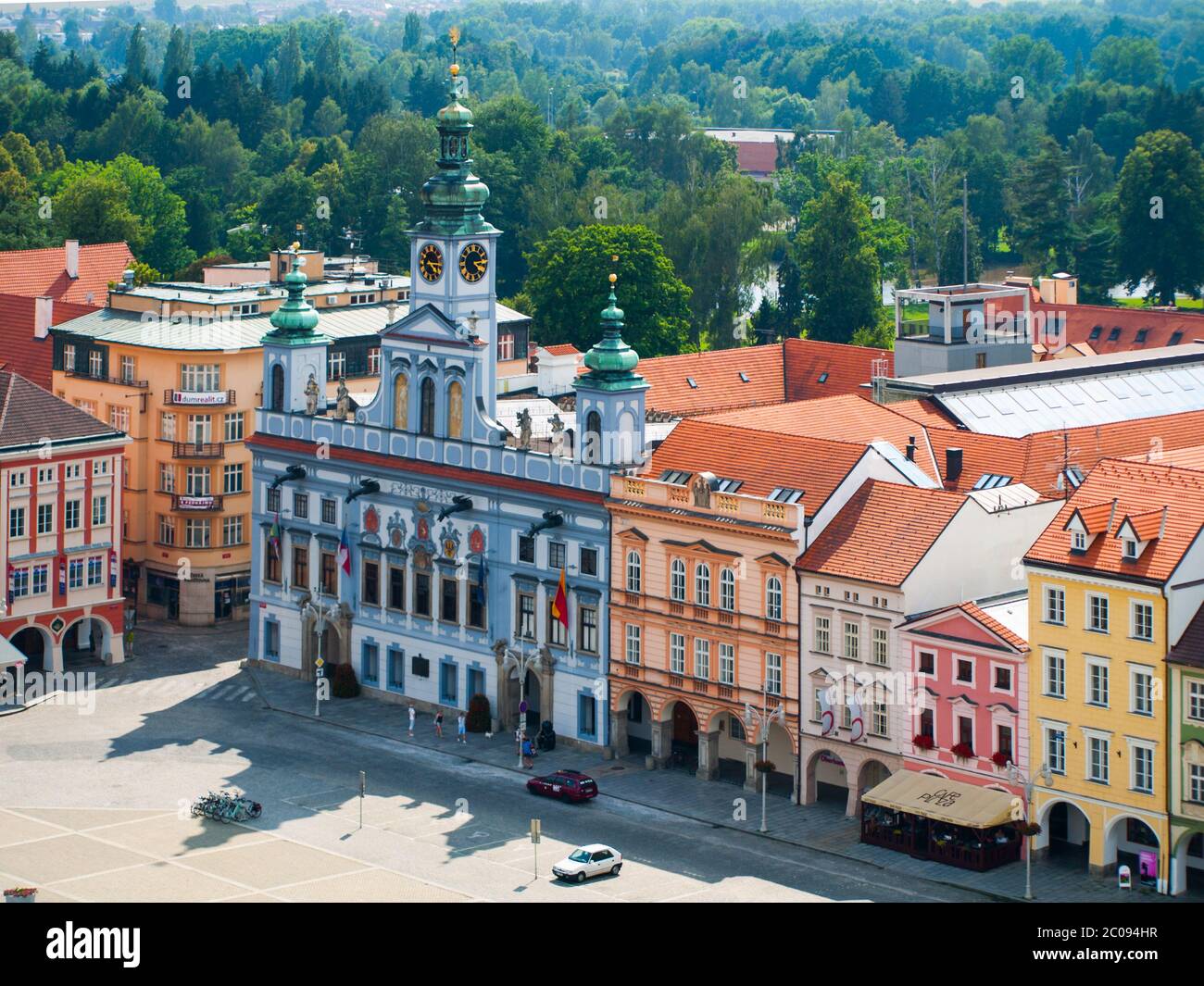 Hôtel de ville et autres bâtiments historiques sur la place principale à Ceske Budejovice, République tchèque Banque D'Images