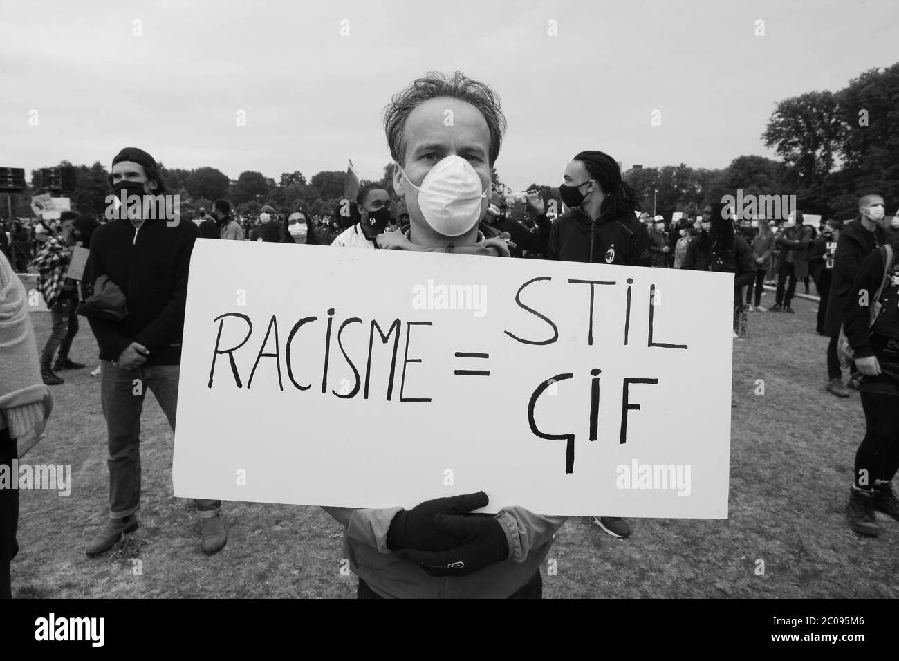 Des milliers de personnes rassemblées pendant la vie des Noirs font l'objet de manifestations pacifiques contre le racisme et la violence policière au parc Nelson Mandela, dans le Bijlmer d Banque D'Images