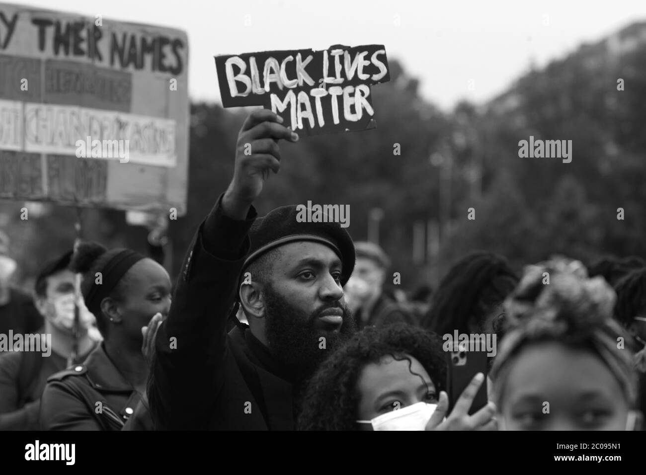 Des milliers de personnes rassemblées pendant la vie des Noirs font l'objet de manifestations pacifiques contre le racisme et la violence policière au parc Nelson Mandela, dans le Bijlmer d Banque D'Images