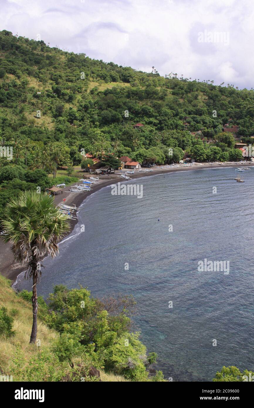 Amed Bay à Bali horizontal. Amed est devenu une destination touristique populaire et est situé sur la côte est de Bali. Voilier quitte les eaux calmes o Banque D'Images