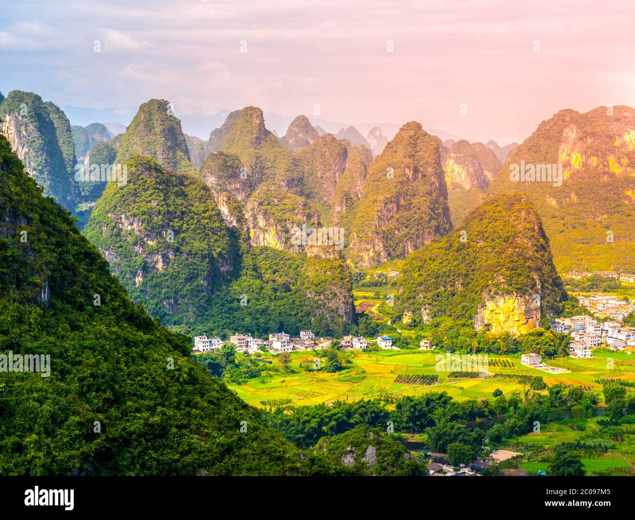 Vue panoramique sur le paysage avec les pics karstiques autour du comté de Yangshuo et de la rivière Li, province de Guangxi, Chine. Banque D'Images