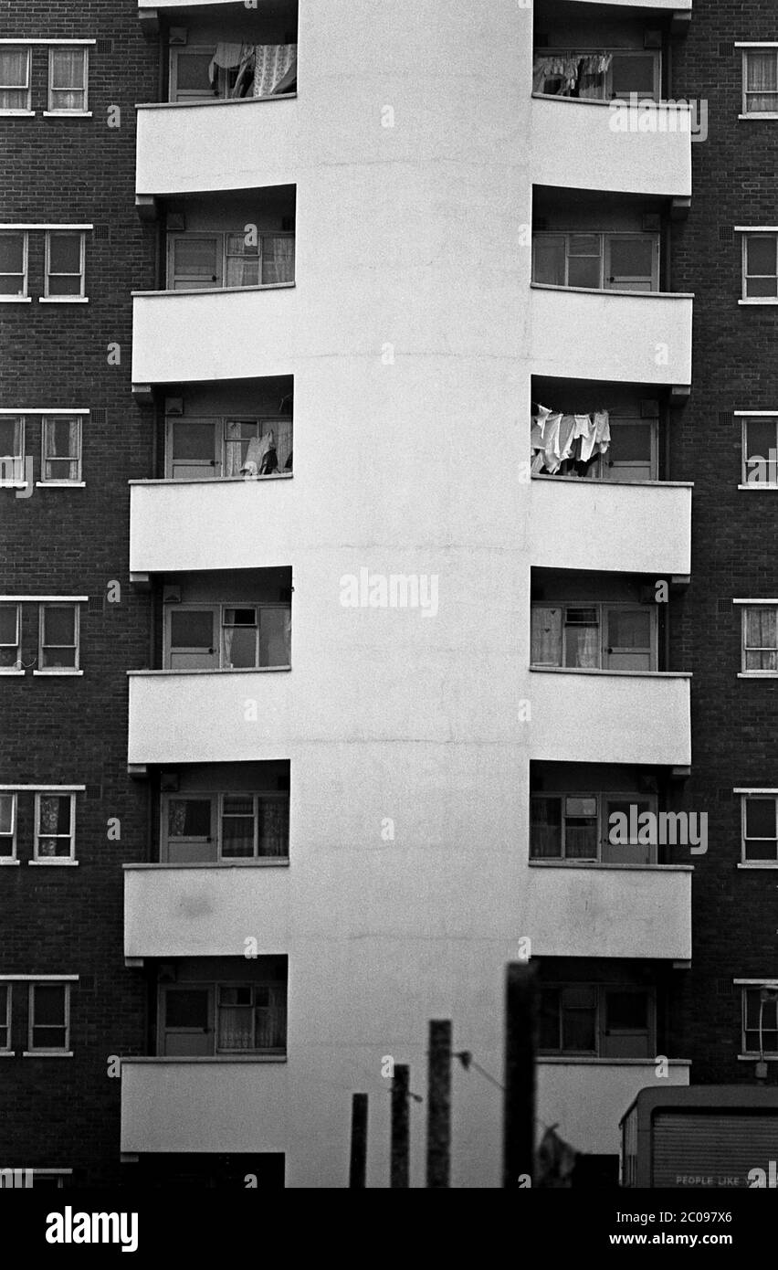 AJAXNETPHOTO. 4 JUIN 1968. PORTSMOUTH, ANGLETERRE. - HI-RISE - DARWIN HOUSE TOWER BLOCK IN AUSTRALIA CLOSE, LANDPORT.PHOTO:JONATHAN EASTLAND/AJAX REF:3568138 3A 54 Banque D'Images AJAXNETPHOTO. 4 JUIN 1968. PORTSMOUTH, ANGLETERRE. - HI-RISE - DARWIN HOUSE TOWER BLOCK IN AUSTRALIA CLOSE, LANDPORT.PHOTO:JONATHAN EASTLAND/AJAX REF:3568138 3A 54 Banque D'Images