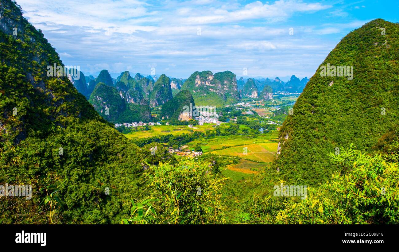 Vue panoramique sur le paysage avec les pics karstiques autour du comté de Yangshuo et de la rivière Li, province de Guangxi, Chine. Banque D'Images