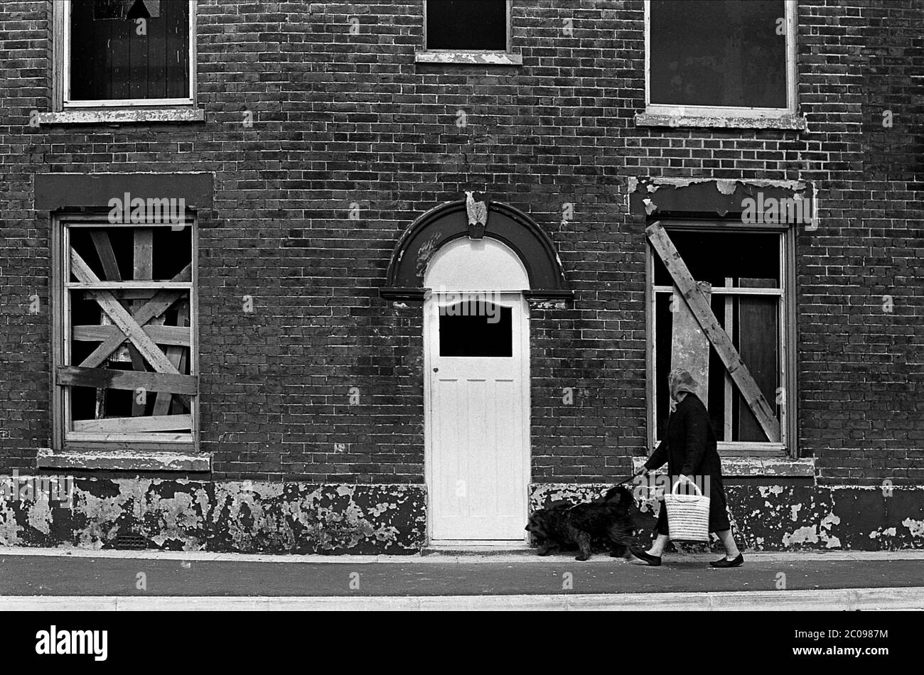 AJAXNETPHOTO. 31 JUILLET 1967. LANDPORT, PORTSMOUTH, ANGLETERRE. - AFFECTÉ - LOGEMENT EN TERRASSE VICTORIENNE ABANDONNÉ DANS LANDPORT ATTEND DÉMOLITION.PHOTO:JONATHAN EASTLAND/AJAX REF:356796 8A 127 Banque D'Images