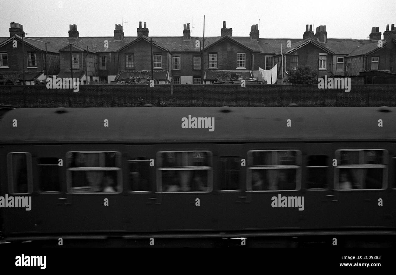 AJAXNETPHOTO. 14 SEPTEMBRE 1969. CANAL WALK, PORTSMOUTH, ANGLETERRE. - AUTRE CÔTÉ DES VOIES - MAISON VICTORIENNE EN TERRASSE DANS CANAL WALK SURPLOMBANT LES VOIES FERRÉES DE PORTSMOUTH, VUE DE RAGLAN STREET.PHOTO:JONATHAN EASTLAND/AJAX REF:356947 2 71 Banque D'Images