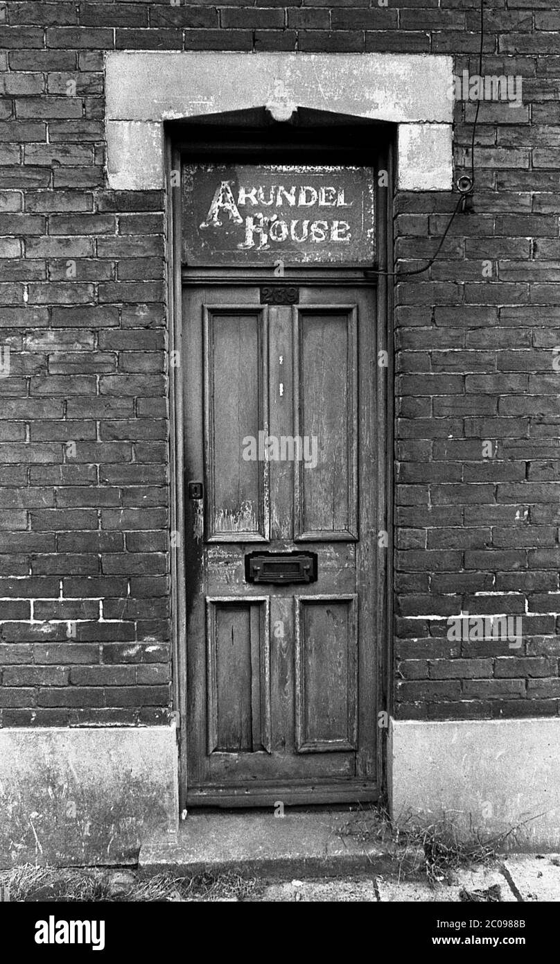 AJAXNETPHOTO. 14 SEPTEMBRE 1969. PORTSMOUTH, ANGLETERRE. - ANCIENNE PORTE - PORTE AVANT DE LA MAISON ARUNDEL, PRÈS DE LA RUE ARUNDEL. PHOTO:JONATHAN EASTLAND/AJAX REF:356947 13 57 Banque D'Images