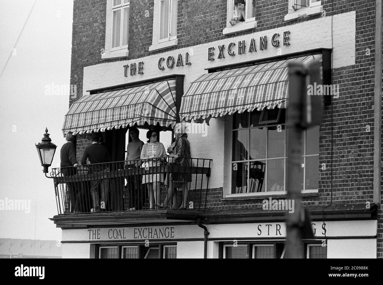 AJAXNETPHOTO. 14 SEPTEMBRE 1969. VIEUX PORTSMOUTH, ANGLETERRE. - VUE SUR LE BALCON - LES CLIENTS APPRÉCIENT LA VUE SUR LE PORT DEPUIS LE BALCON DE LA MAISON PUBLIQUE DE CHARBON SITUÉE À L'ANCIEN POINT PORTSMOUTH. PHOTO:JONATHAN EASTLAND/AJAX REF:356947 24 64 Banque D'Images