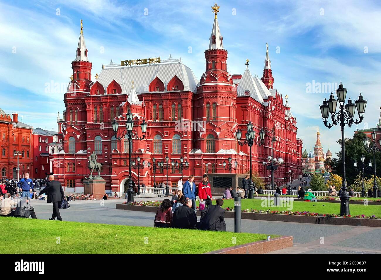 Les gens s'assoient près du musée historique de l'État sur la place Rouge. Moscou. Russie Banque D'Images