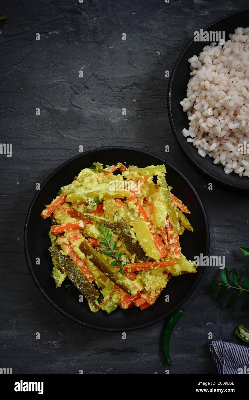 Aviyal - Kerala mélange de curry de légumes avec noix de coco et légumes, foyer sélectif Banque D'Images